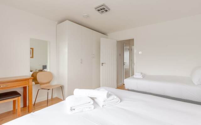 Spacious 4BD Home, Near Excel London!