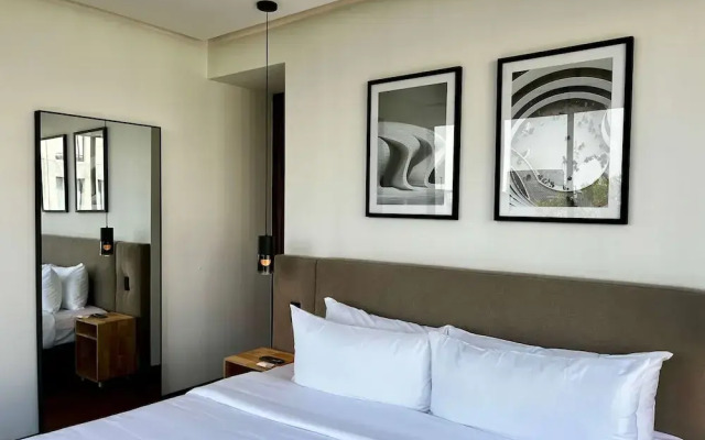 w Amazing 2BR With Elegant Balcony in Roma Nte