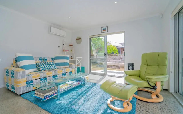 Rose's Beach Pad - Matarangi Holiday Home