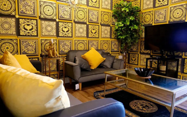 Sexy Luxurious Versace Apartment Near Sheffield