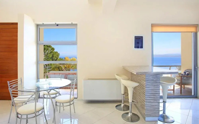 Seafront home 4' walk to private beach