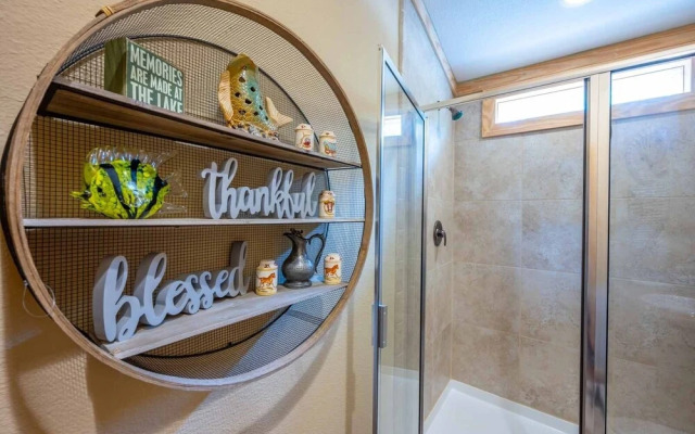 Fish Tales Stunning Cabin Includes Wifi, Hot Tub, and BBQ by Redawning