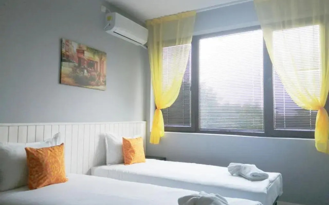 La Piazza Hotel