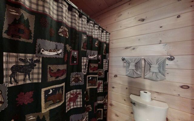 Karen's 2 Bedroom Cabin by RedAwning