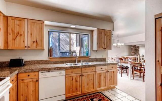 Cedars 18 - Ski-In/Ski-Out Apartment