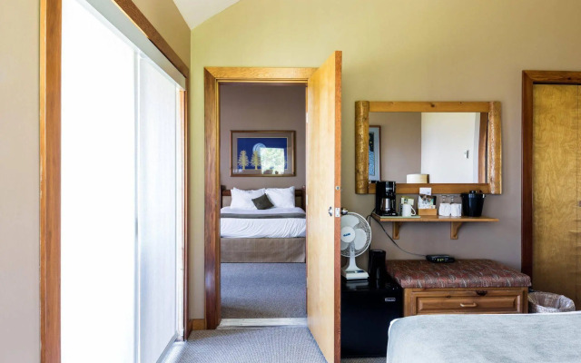 Tsa-Kwa-Luten Lodge