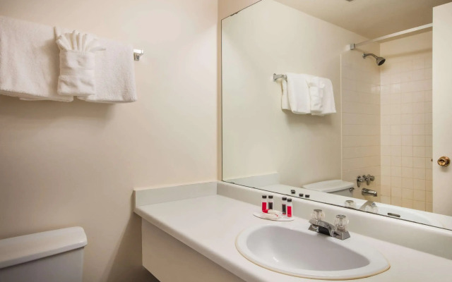Howard Johnson Hotel by Wyndham Victoria