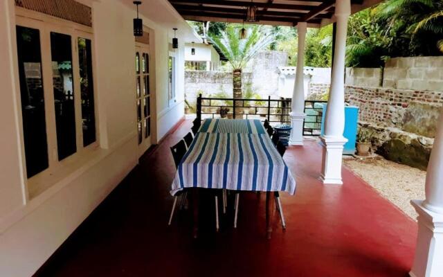 Elkaduwa Bungalow With Natural Pool Sleeps 15