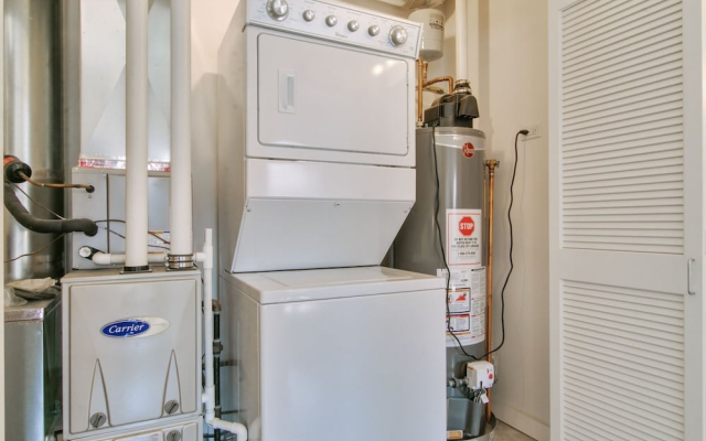 1BR Apartment with Laundry in West Loop