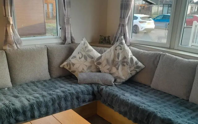 3 Bed-sleeps 6-pets-parking-5 Min to Beach