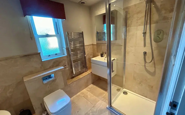 Elegant Retreat: Classic Style and Modern Comfort