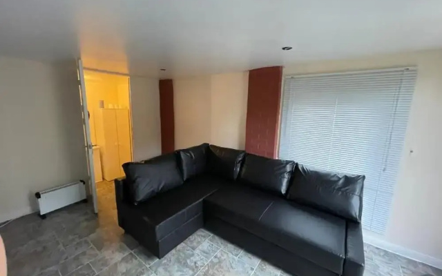 A Furnished Ensuite Apartment for Rent in Patchway