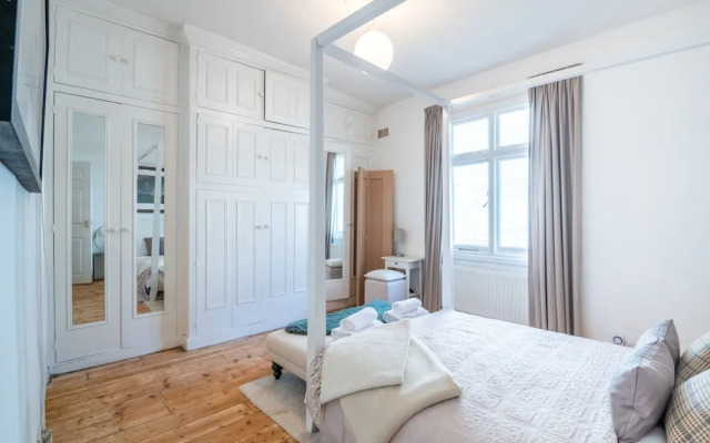 Classic Belgravia Home by Victoria Station by Underthedoormat