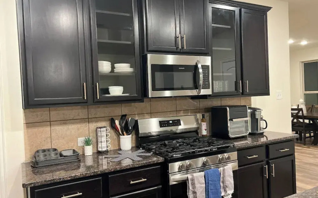 Balmoral Lakeside 5br 4ba House