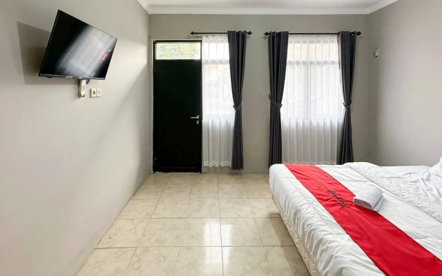 RedDoorz near Maulana Yusuf Stadium Serang – Guest Rooms – Serang