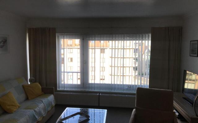 Ruime studio 50 m van zee