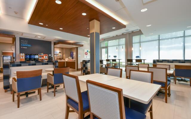 Holiday Inn Express & Suites Charlotte - Ballantyne, an IHG Hotel