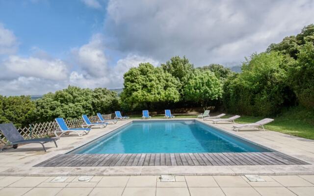 Quaint Holiday Home in Rustrel With Swimming Pool