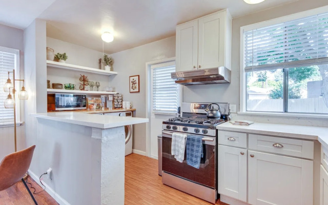 Centrally Located Burbank Duplex Near Hollywood!