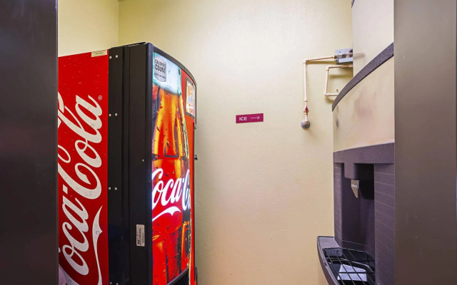 Econo Lodge Inn & Suites