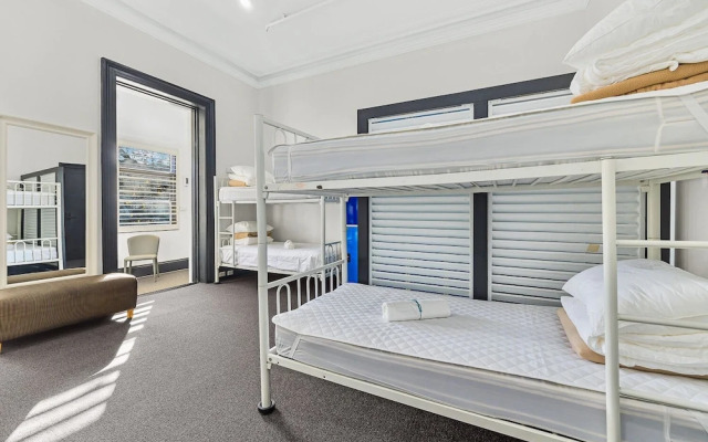 London Plane Backpackers - Hostel