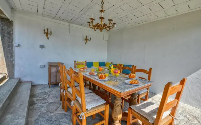 Bello Pezzo 2-Bedroom Lakeview Apartment