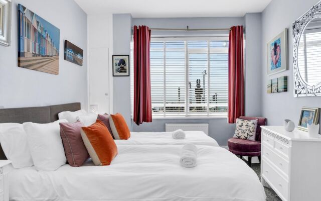 Deco Seafront - Seafront Apartment - Sleeps up to 6