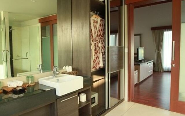 Water Edge Villa by Soscomma