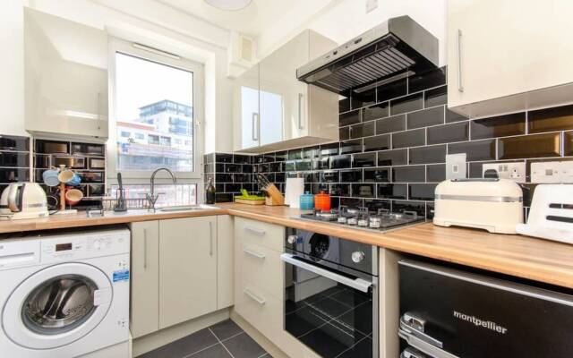 Quintessential 2 BR London Bridge Apartment