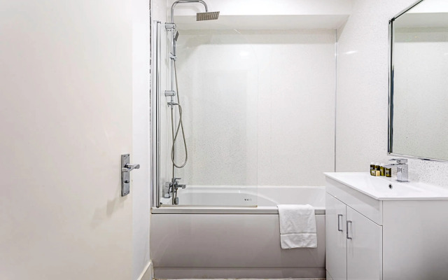 Bright Clapham Apartment