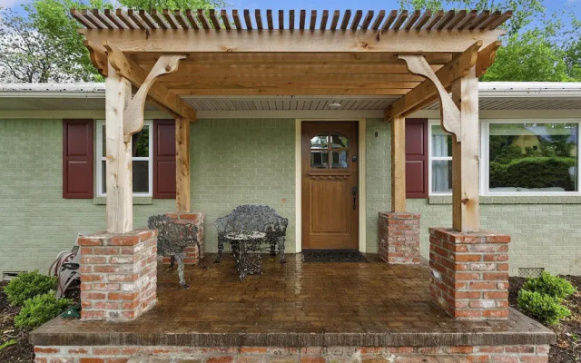 The Hepburn - Walk to Bville Square