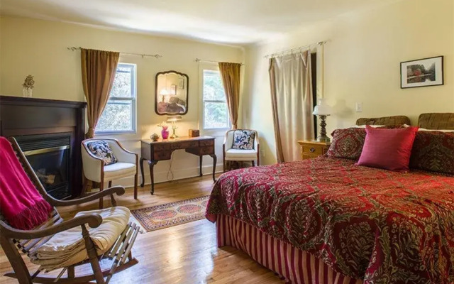 Le Petit Chateau Inn