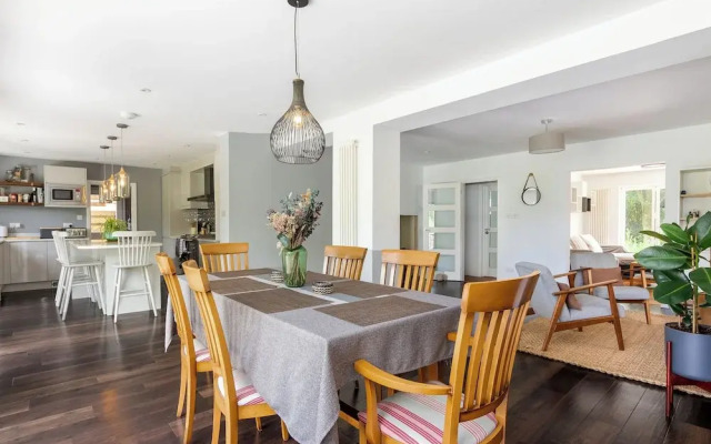 Stunning 5 Bed in the Centre of Bourton