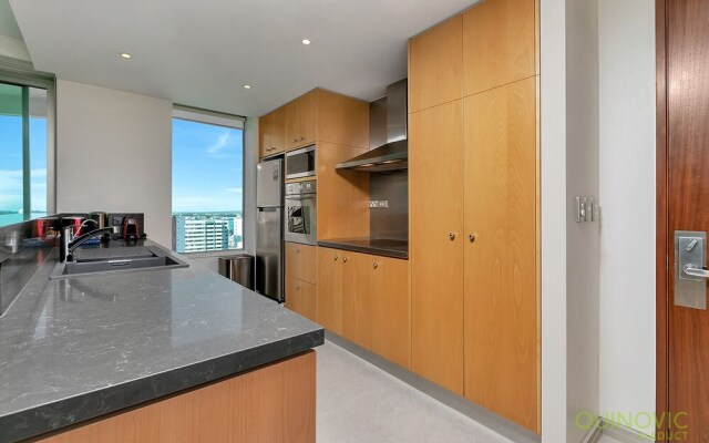 QV Central Upscale Apt in a Hotel (929)