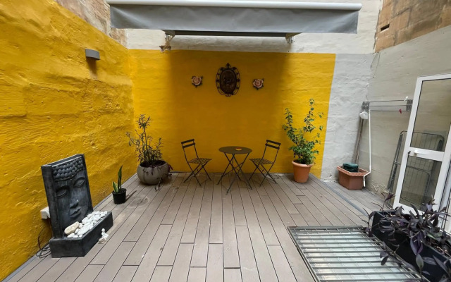 Valletta Collection - Merchant Str Apartment with large yard
