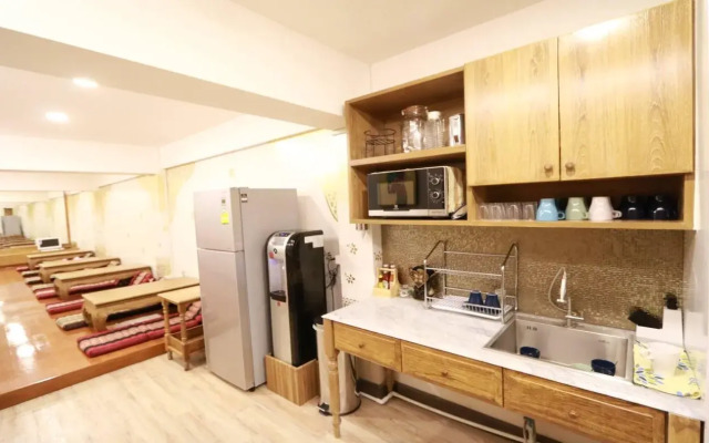 Mariya Lady Hostel At Suvarnabhumi Airport - Female Only