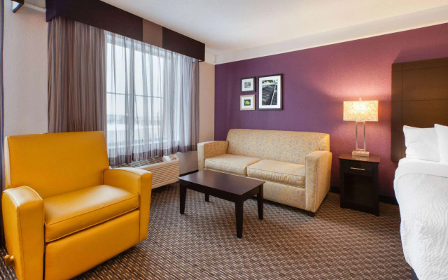 La Quinta Inn & Suites by Wyndham Detroit Utica