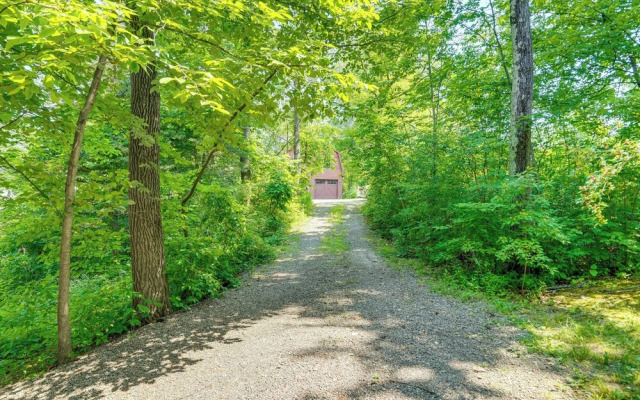 Stunning Lake & Mtn Views: Cozy Catskills Cabin!