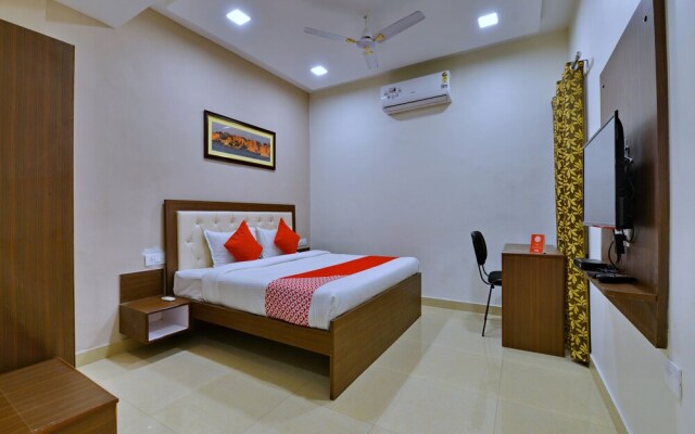 OYO 11523 Crown Club