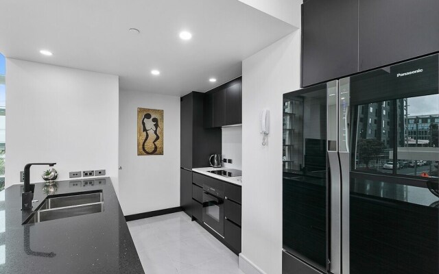 QV Upscale Modern Apt with Parking -965