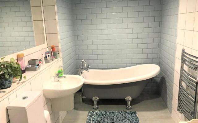 Beautiful 3 bedroom apartment by the Sea