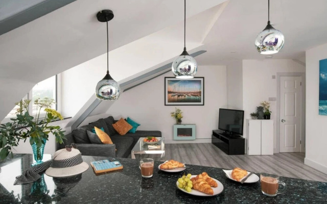 Sandybanks Loft - Penthouse Seaview Apartment on Promenade, Torquay