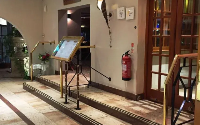 The Royal Chace Hotel