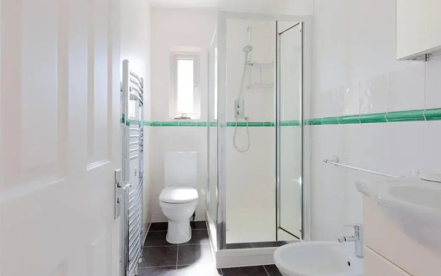 Spacious 3 bedroom flat with terrace