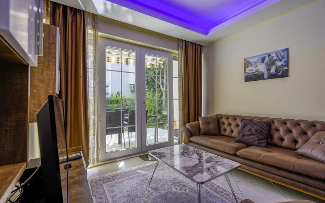 Chic Villa w Patio 5 min to Beach in Antalya