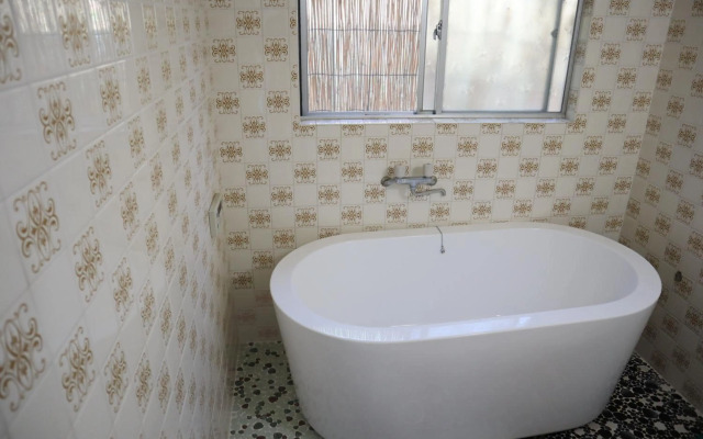 Guesthouse with Cat and Honeybee Kusachike