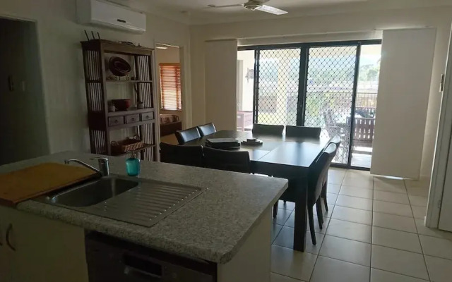 Palm Lakeside - Bowen, Whitsundays Wifi Netflix Private Cool Luxury