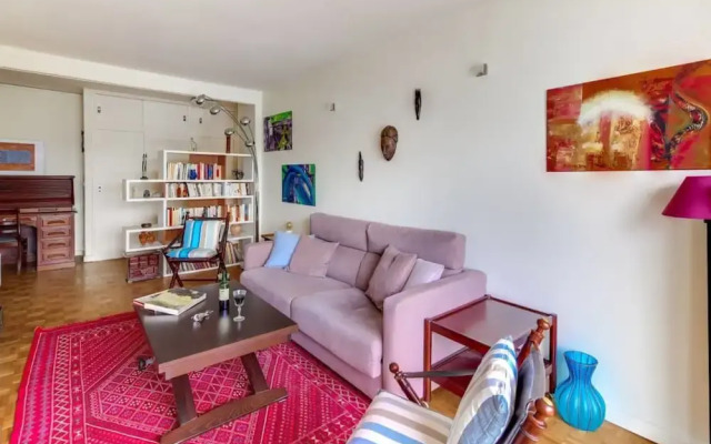 Spacious Apartment Near Exhibition Park