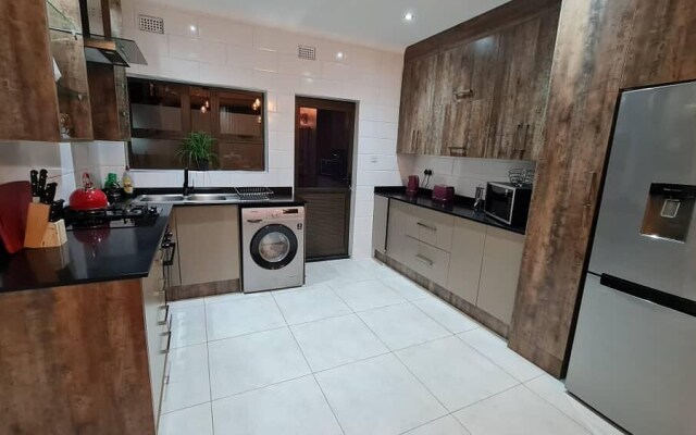Immaculate 3 Bedroomed Guesthouse in Ilanda - 2041