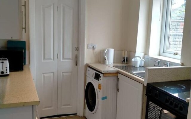 Spacious 3bed House in Walsall With Parking Onsite